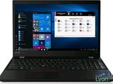 un ordinateur portable avec Windows 10 affiché à l'écran et Windows 10 affiché à l'écran
