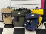 Plusieurs bagages sont alignés sur un sol en damier