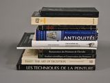 plusieurs livres sont empilés sur une table
