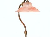 une lampe posée sur une table blanche