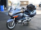 une moto qui est garée dans un parking