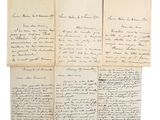 un ensemble de quatre lettres manuscrites sur une feuille de papier