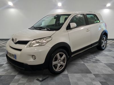 une photo d'une Toyota RAV blanche garée dans un garage