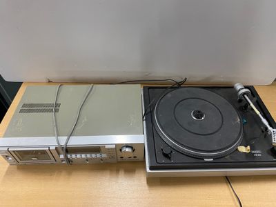 un gros plan d'un tourne-disque posé sur une table en bois