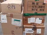 boîtes empilées les unes sur les autres sur une palette dans un entrepôt