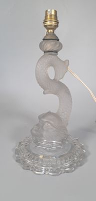 une lampe en verre posée sur une table
