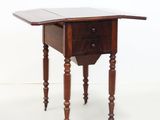 une petite table surmontée d'un tiroir