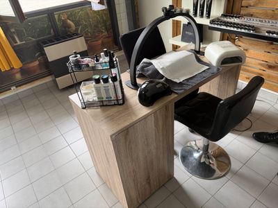 un bureau avec une chaise et un clavier dans une pièce