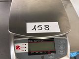 une balance avec un chiffre dessus, dans une cuisine