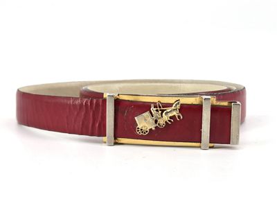 Ceinturon rouge avec carosse en métal doré.