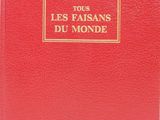un livre rouge avec des lettres dorées sur la couverture