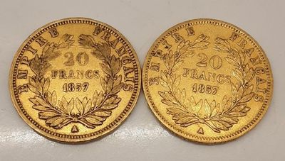deux pièces d'or, dont l'une a été nettoyée et l'autre a été nettoyée