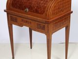 un petit bureau en bois surmonté d'un tiroir