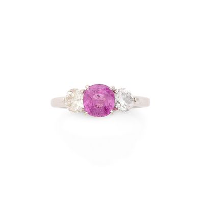 une bague à trois pierres, composée d'un saphir rose et de diamants