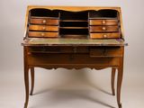 un vieux bureau en bois avec des tiroirs et des tiroirs sur le dessus