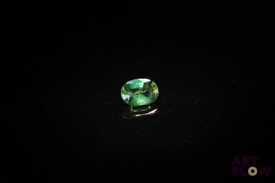 des tourmalines vertes sur fond noir