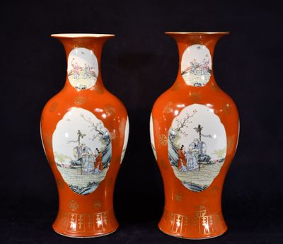 une paire de vases orange ornés de scènes asiatiques sur fond noir