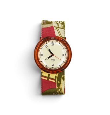 une montre posée sur un bracelet en tissu