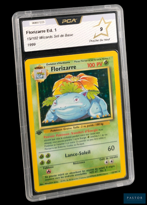 un gros plan d'une carte à collectionner Pokémon dans un étui en plastique
