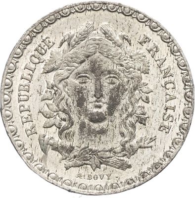 gros plan d'une pièce d'argent avec un visage dessus
