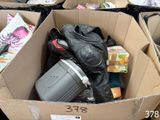 une boîte en carton remplie de bagages et d'autres objets
