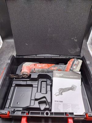 une boîte à outils avec des outils à l'intérieur sur une table
