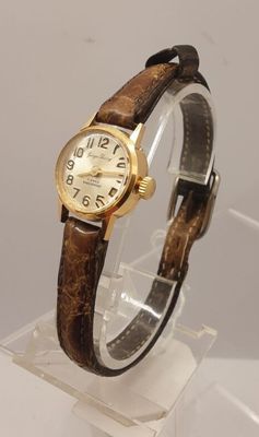 Montre de dame en or 18k. Poids brut : 8g.