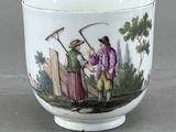 une tasse sur laquelle sont représentés un homme et une femme