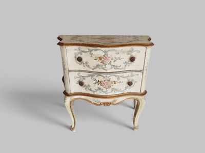 une petite commode ornée d'un motif floral
