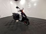 une photo d'un scooter garé dans une pièce