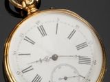 une montre de poche en or avec des chiffres romains