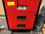 une armoire à outils rouge avec un tiroir noir et un tuyau