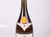 une bouteille de vin posée sur une table