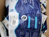 une boîte remplie de papier toilette qui se trouve au milieu de la boîte