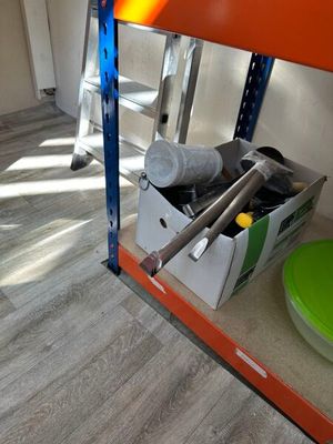 une boîte à outils posée sur une étagère dans une pièce