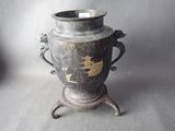 un vase en argent orné d'un motif doré
