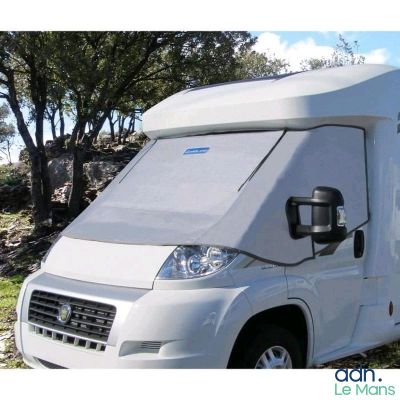 un camping-car blanc garé sur le bord de la route