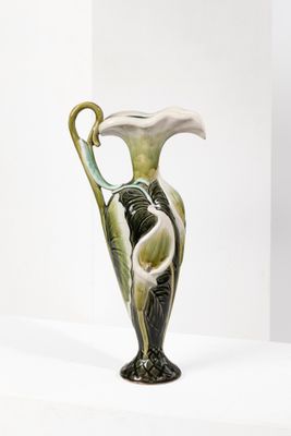 Travail 1900 Aiguière en céramique émaillée polychrome à déc…