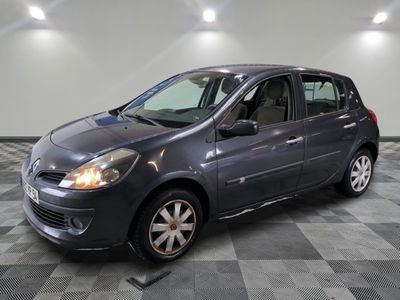 la photo d'une voiture grise garée dans un garage