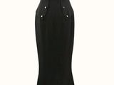 La robe est noire et comporte des boutons sur le devant.