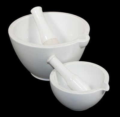 Ensemble en épaisse porcelaine blanche comprenant 2 MORTIERS… - Photo 1