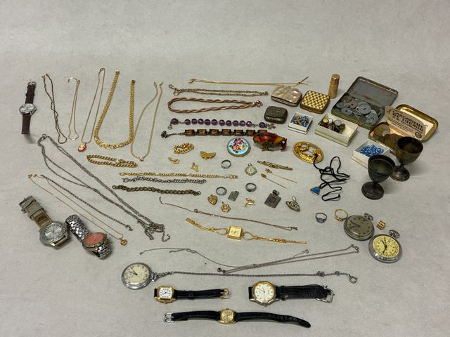 Lot de bijoux fantaisies, montres bracelets et à gousset fantaisi