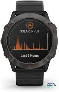 gros plan d'une montre intelligente sur fond blanc