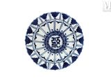 une assiette bleue et blanche ornée d'un motif