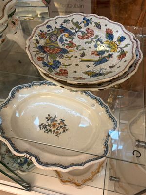 plusieurs assiettes et bols exposés dans une vitrine