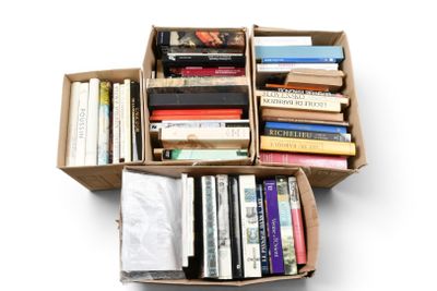une boîte remplie de livres posée sur une surface blanche