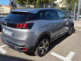 l'arrière d'une voiture argentée garée sur un parking