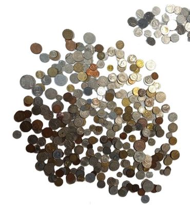 une pile de pièces de monnaie sur une surface blanche
