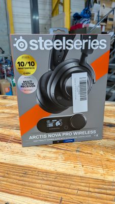 une photo d'une boîte de casques SteelSeries posée sur une table en bois