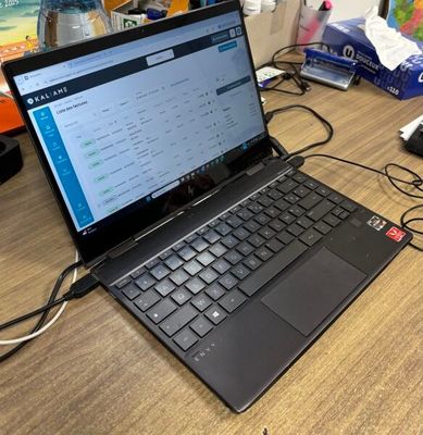un ordinateur portable posé sur un bureau, avec un clavier